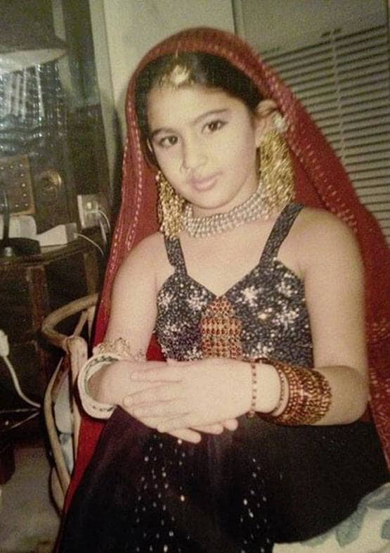 सारा अली खान ने शेयर की बचपन की क्यूट फोटो, इस अंदाज में आईं नजर