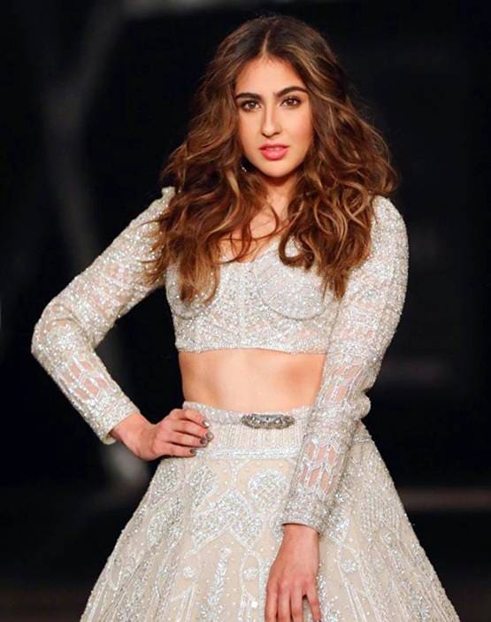 पूल में बिकिनी पहने मस्ती करती दिखीं सारा, भाई संग दिखी बॉन्डिंग