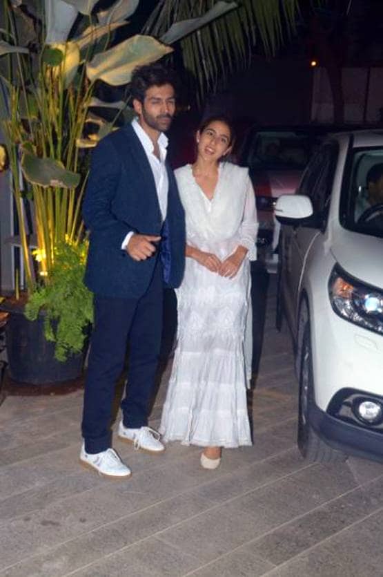 'ब्रेकअप' के बाद एक्स बॉयफ्रेंड कार्तिक संग दिखीं सारा, Photos