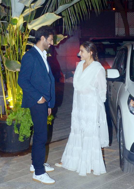 'ब्रेकअप' के बाद एक्स बॉयफ्रेंड कार्तिक संग दिखीं सारा, Photos