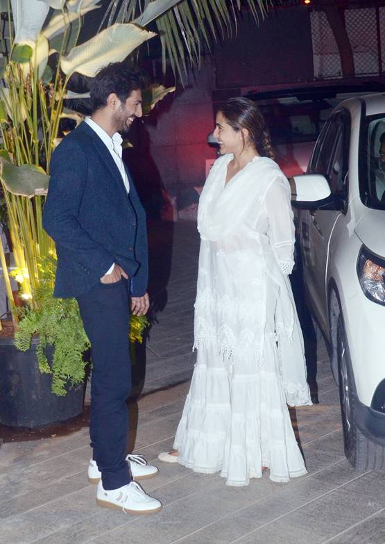 'ब्रेकअप' के बाद एक्स बॉयफ्रेंड कार्तिक संग दिखीं सारा, Photos