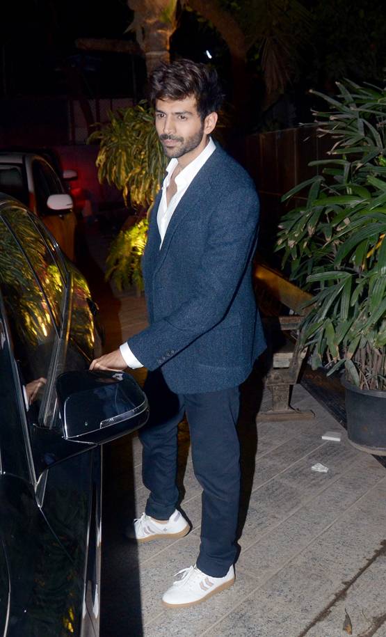 'ब्रेकअप' के बाद एक्स बॉयफ्रेंड कार्तिक संग दिखीं सारा, Photos