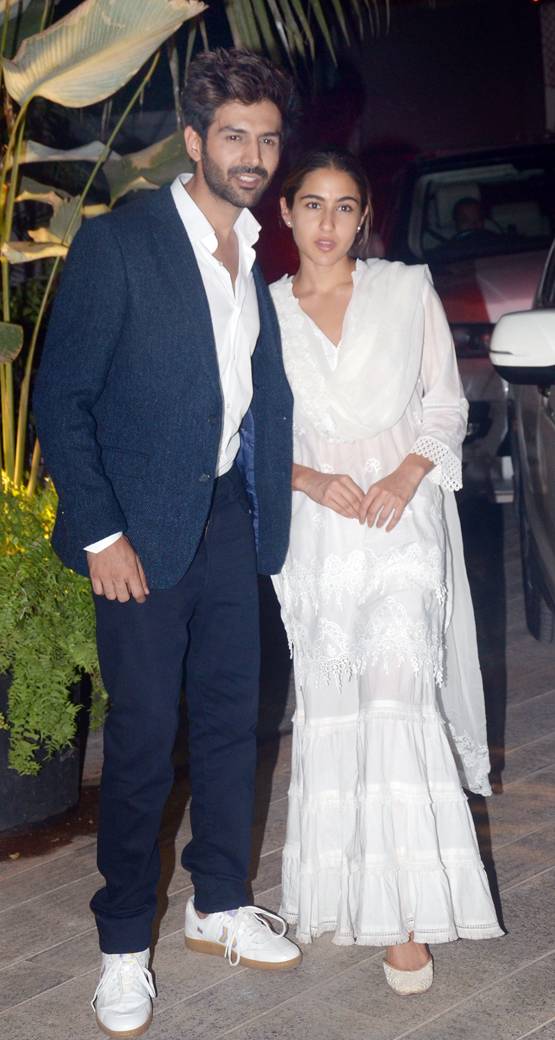 'ब्रेकअप' के बाद एक्स बॉयफ्रेंड कार्तिक संग दिखीं सारा, Photos