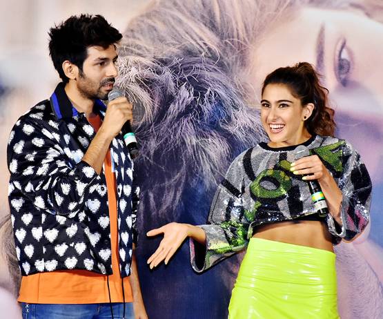 Love Aaj Kal: ट्रेलर लॉन्च पर कार्तिक ने छुए सारा के पैर, वीडियो वायरल