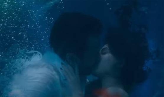 दिशा-आदित्य का Kiss वायरल, अंडरवॉटर लिपलॉक्स से ये सितारे रहे चर्चा में