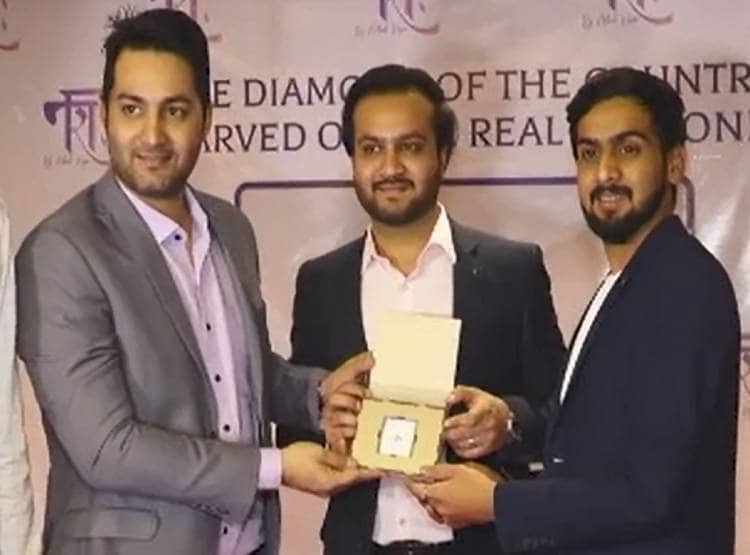 हीरे पर उकेरा भारत का नक्शा, अंदर बना दी PM मोदी की तस्वीर