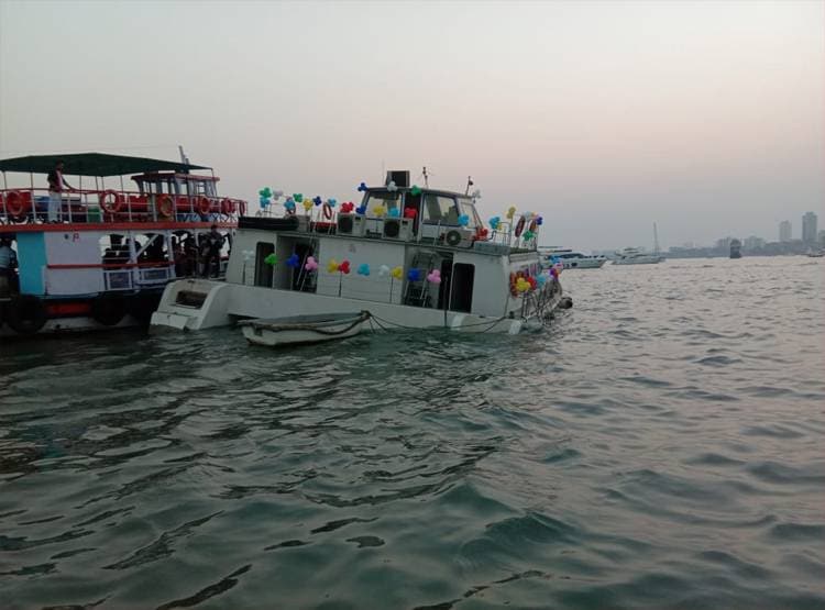 समुद्र के बीच मना रहे थे बर्थडे का जश्न, अचानक डूबने लगा क्रूज