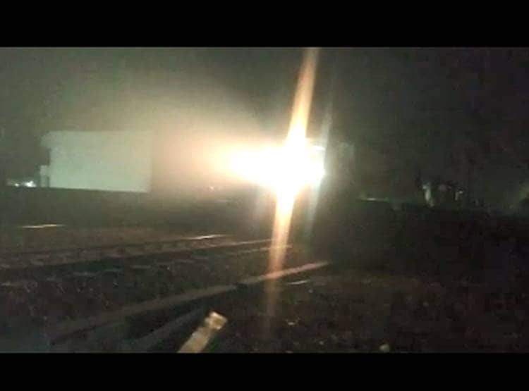 पटरी पर गर्दन रखकर बना रहा था सुसाइड वीड‍ियो, ट्रेन आई और...