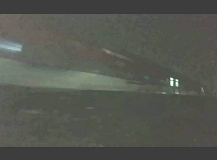 पटरी पर गर्दन रखकर बना रहा था सुसाइड वीड‍ियो, ट्रेन आई और...