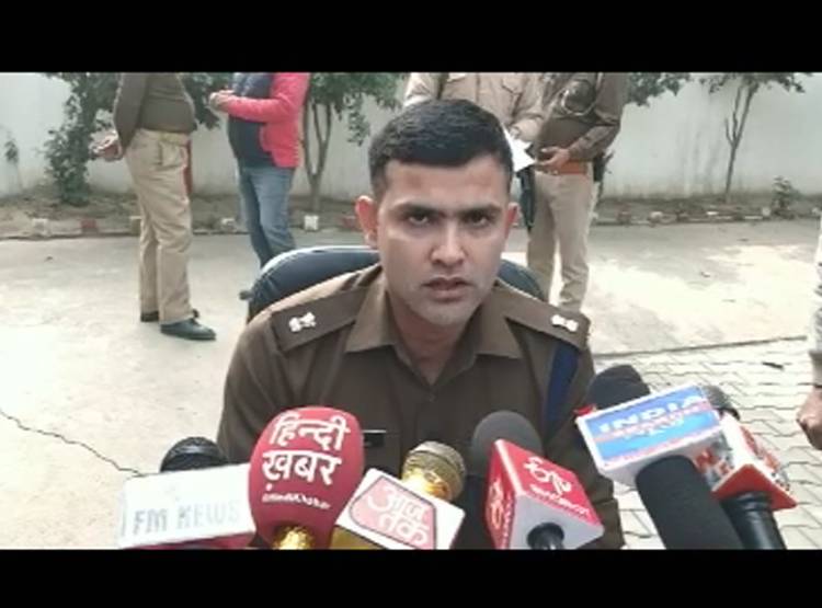 पटरी पर गर्दन रखकर बना रहा था सुसाइड वीड‍ियो, ट्रेन आई और...