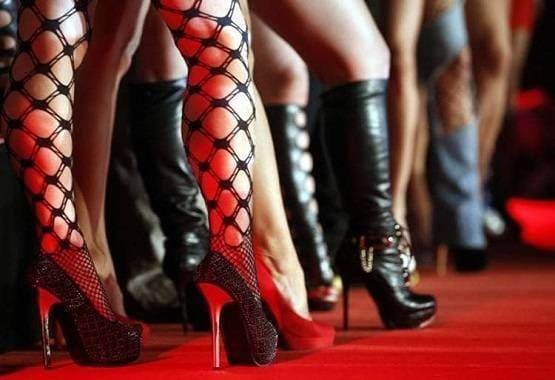 ब्यूटी पार्लर में चल रहा था जिस्म का धंधा, ग्राहक बन पहुंची पुलिस, फिर...