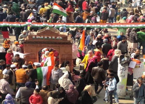 शाहीन बाग में गणतंत्र का जश्न, जनसैलाब के बीच महिलाओं ने फहराया तिरंगा