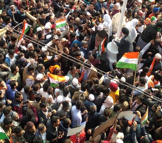 शाहीन बाग में गणतंत्र का जश्न, जनसैलाब के बीच महिलाओं ने फहराया तिरंगा