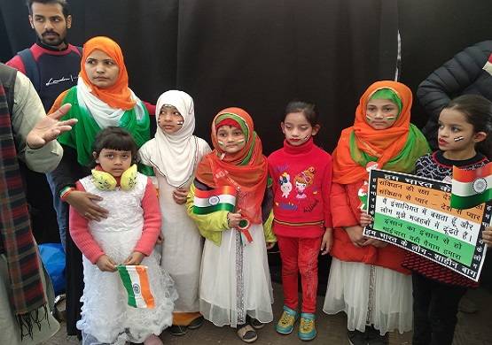 शाहीन बाग में गणतंत्र का जश्न, जनसैलाब के बीच महिलाओं ने फहराया तिरंगा