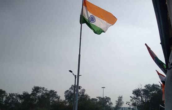 शाहीन बाग में गणतंत्र का जश्न, जनसैलाब के बीच महिलाओं ने फहराया तिरंगा