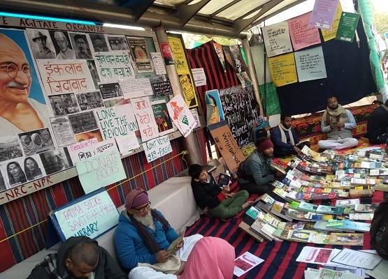 शाहीन बाग में गणतंत्र का जश्न, जनसैलाब के बीच महिलाओं ने फहराया तिरंगा