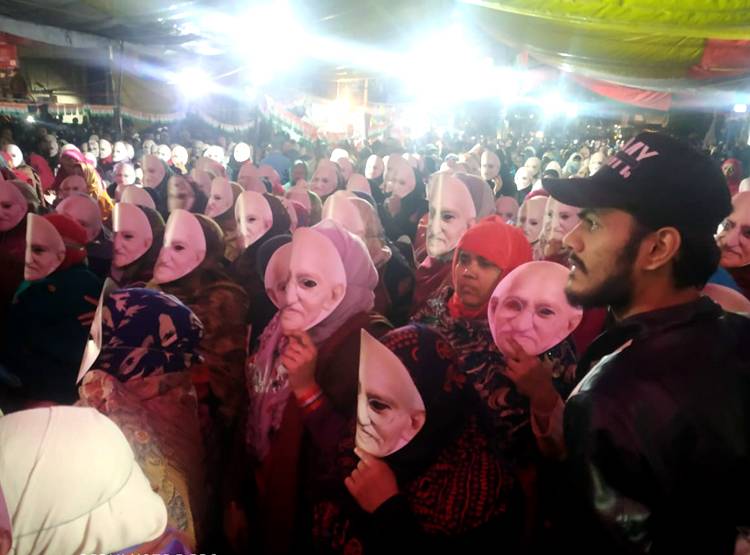 शाहीन बाग में धरना दे रहीं मह‍िलाओं के बीच पहुंचे 'गांधी जी'!