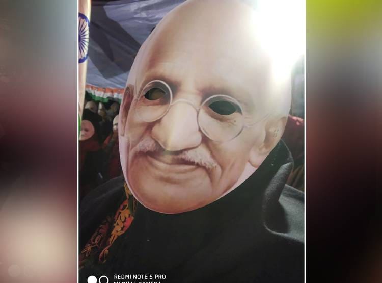 शाहीन बाग में धरना दे रहीं मह‍िलाओं के बीच पहुंचे 'गांधी जी'!