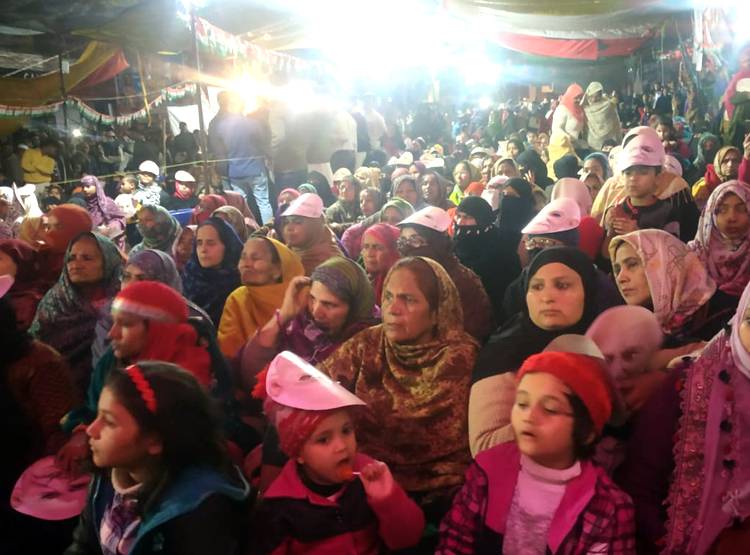 शाहीन बाग में धरना दे रहीं मह‍िलाओं के बीच पहुंचे 'गांधी जी'!