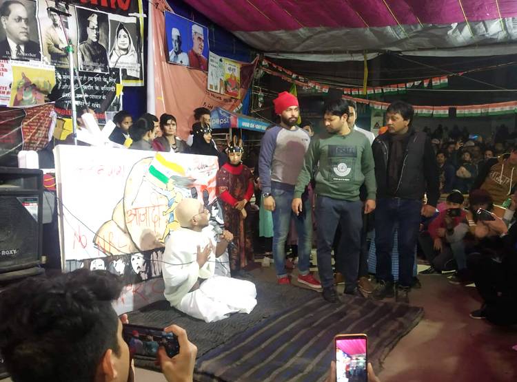 शाहीन बाग में धरना दे रहीं मह‍िलाओं के बीच पहुंचे 'गांधी जी'!