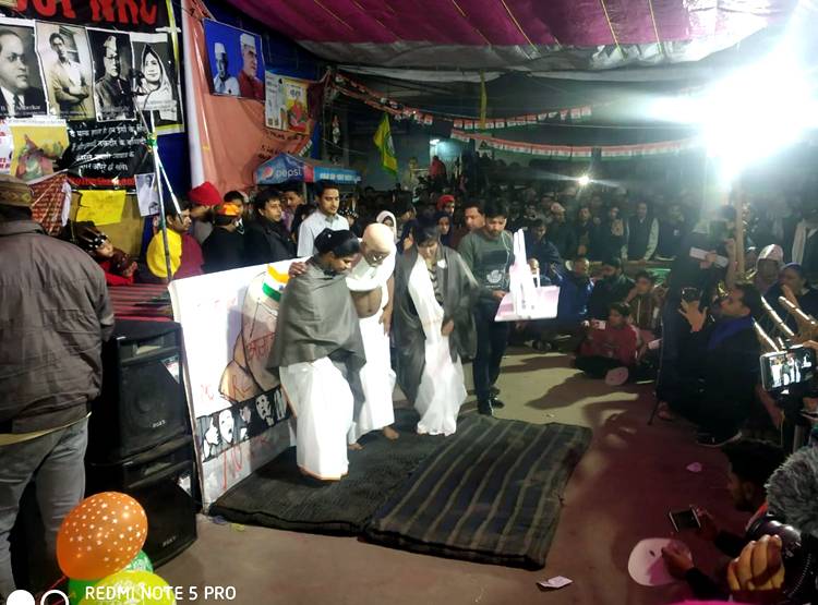 शाहीन बाग में धरना दे रहीं मह‍िलाओं के बीच पहुंचे 'गांधी जी'!