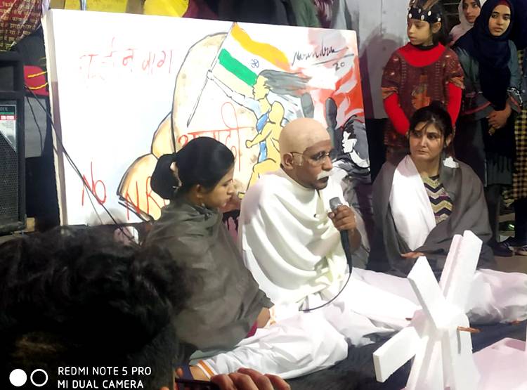 शाहीन बाग में धरना दे रहीं मह‍िलाओं के बीच पहुंचे 'गांधी जी'!