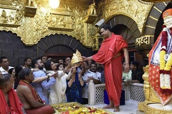 आम लोग ही नहीं, बॉलीवुड के ये बड़े स्टार्स भी हैं शिरडी साईं के मुरीद