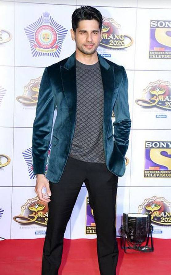 Umang 2020: सारा का ट्रैडिशनल लुक, कैजुअल वियर में दिखे कार्तिक