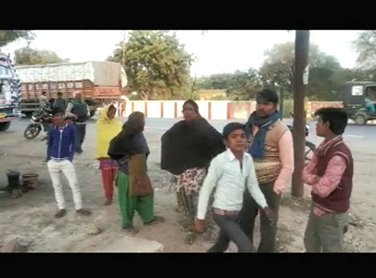 क‍िंग कोबरा को देख लोग हैरान, 100 साल में बनता है इतना बड़ा आकार