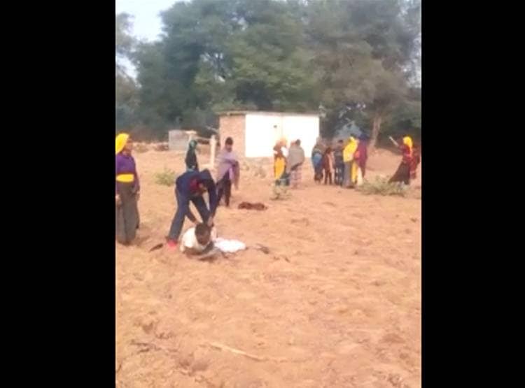 जहरीले सांप के साथ 30 म‍िनट तक खेला शराबी, डसा तो...