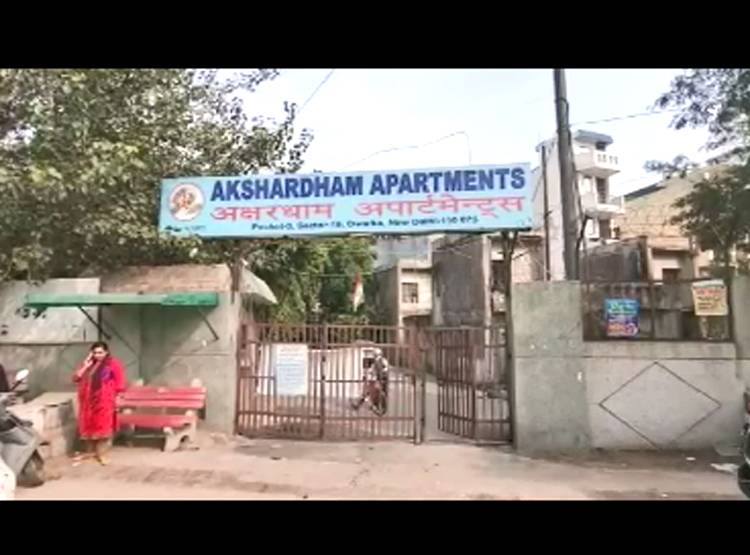 द‍िल्ली के इस अपार्टमेंट में निकलते हैं सांप-अजगर, दहशत में लोग