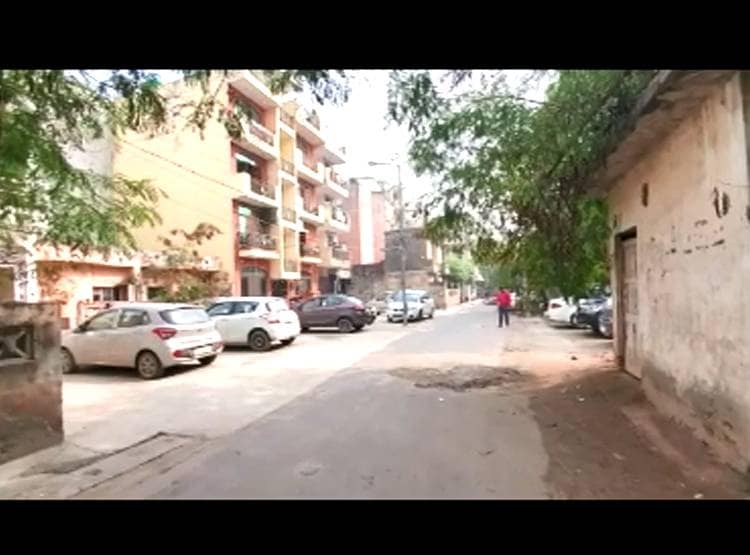 द‍िल्ली के इस अपार्टमेंट में निकलते हैं सांप-अजगर, दहशत में लोग