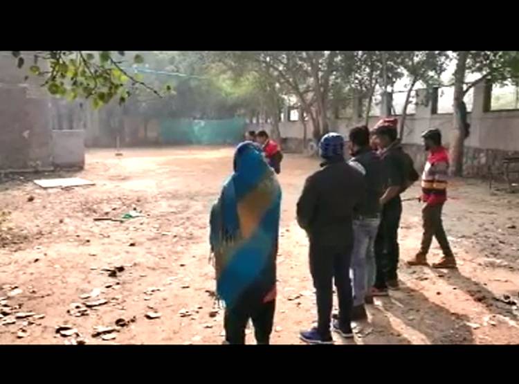 द‍िल्ली के इस अपार्टमेंट में निकलते हैं सांप-अजगर, दहशत में लोग