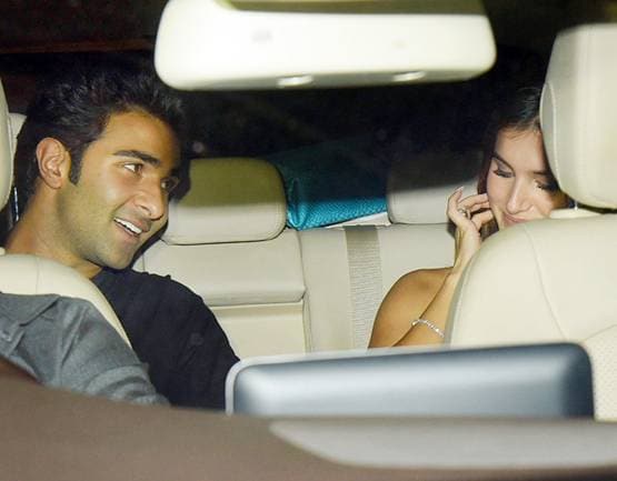 सोहा-कुणाल की वेंडिग एनिवर्सरी में आदर संग पहुंचीं तारा, PHOTOS