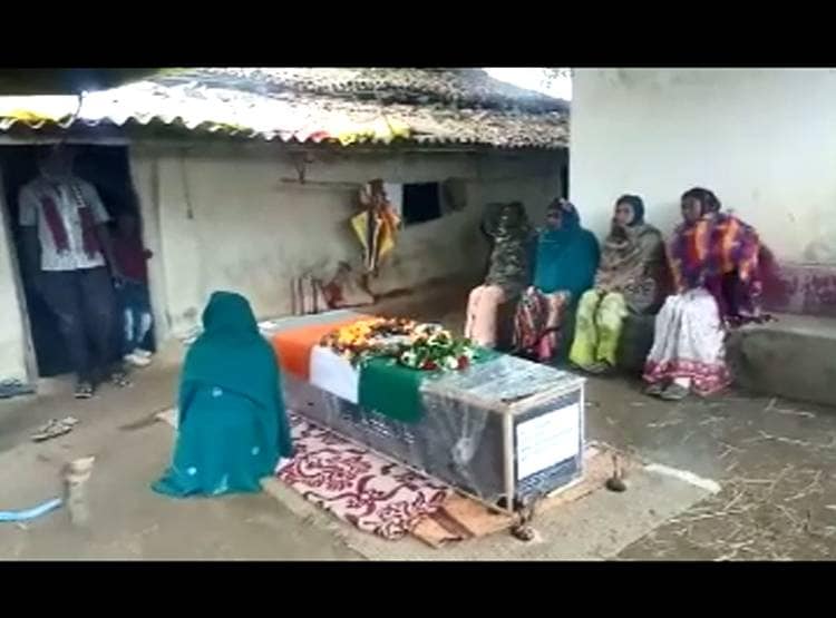 सैन‍िक पत‍ि का शव घर पहुंचते ही पत्नी ने कुएं में लगाई छलांग