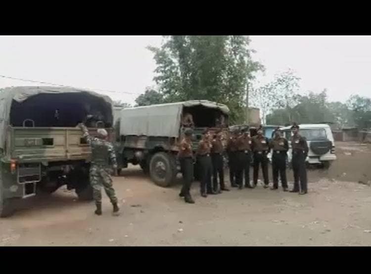 सैन‍िक पत‍ि का शव घर पहुंचते ही पत्नी ने कुएं में लगाई छलांग