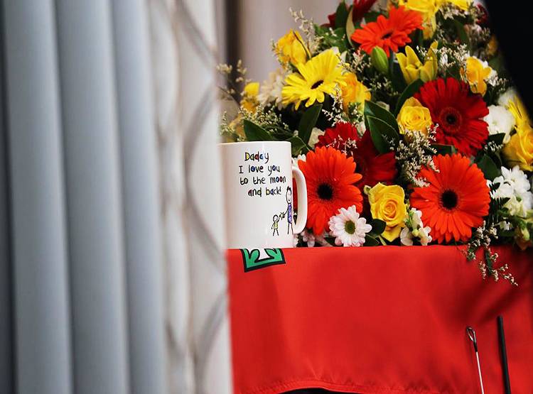 पिता के ऊपर जलता पेड़ गिरा, डेढ़ साल के बेटे ने लिया बहादुरी का मेडल