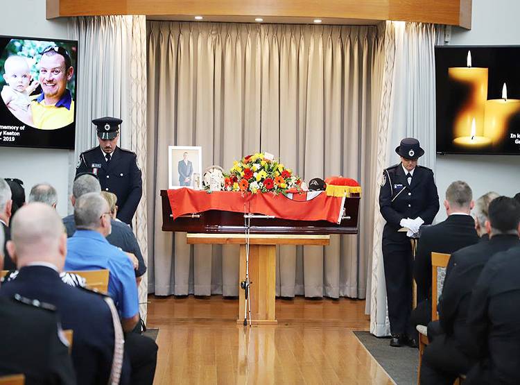 पिता के ऊपर जलता पेड़ गिरा, डेढ़ साल के बेटे ने लिया बहादुरी का मेडल