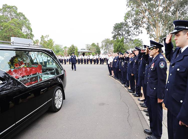 पिता के ऊपर जलता पेड़ गिरा, डेढ़ साल के बेटे ने लिया बहादुरी का मेडल