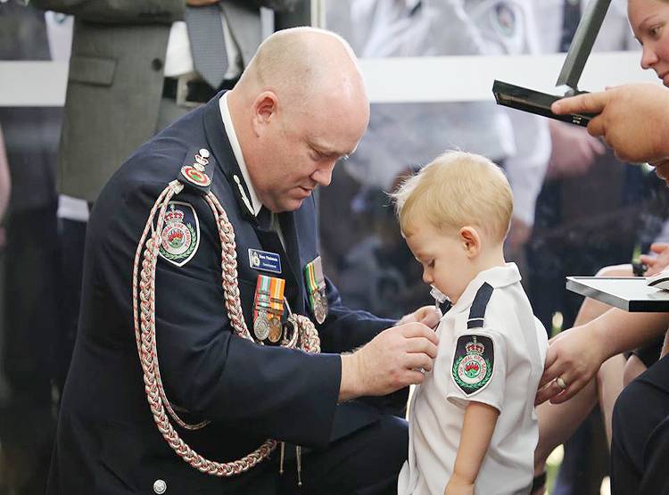 पिता के ऊपर जलता पेड़ गिरा, डेढ़ साल के बेटे ने लिया बहादुरी का मेडल