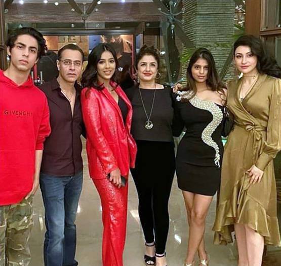 नए साल पर छाया सुहाना-अनन्या का लुक, कीमत का अंदाजा लगाना मुश्किल