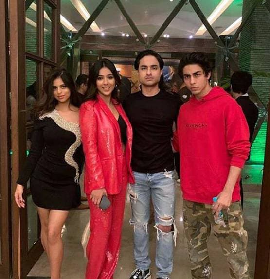 नए साल पर छाया सुहाना-अनन्या का लुक, कीमत का अंदाजा लगाना मुश्किल