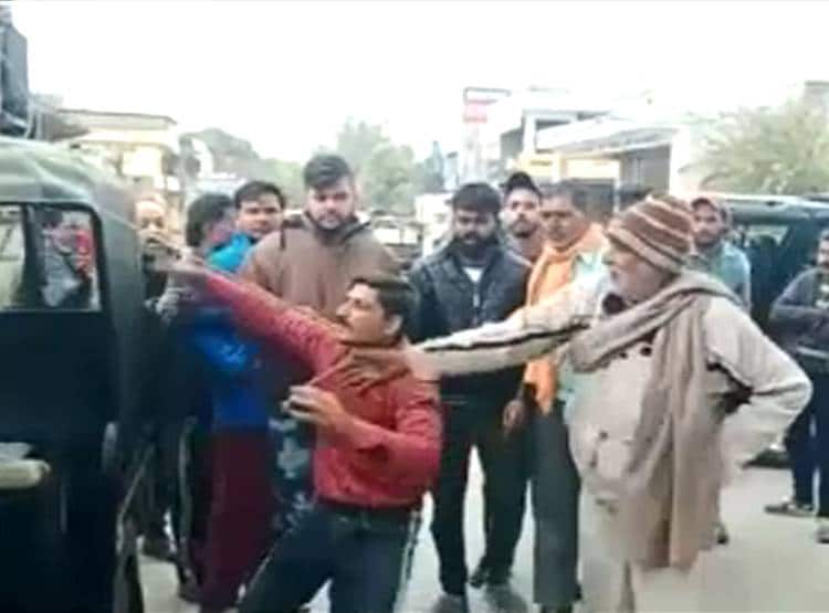 ऑटो का कटा चालान, बीच बाजार में रस्सी न‍िकालकर ड्राइवर करने लगा सुसाइड