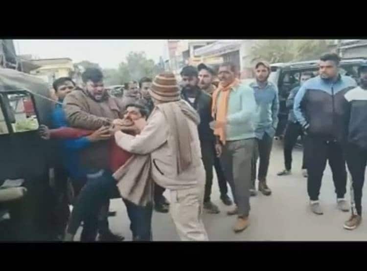 ऑटो का कटा चालान, बीच बाजार में रस्सी न‍िकालकर ड्राइवर करने लगा सुसाइड