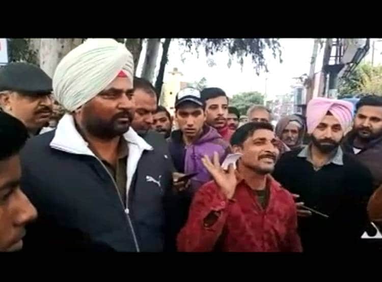 ऑटो का कटा चालान, बीच बाजार में रस्सी न‍िकालकर ड्राइवर करने लगा सुसाइड