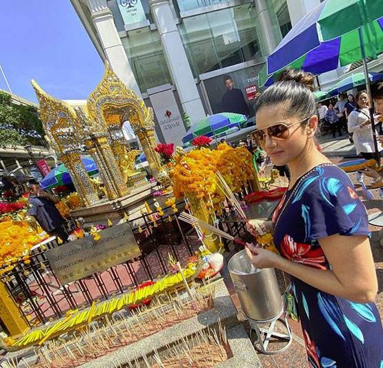 पति संग थाईलैंड के मंदिर घूम रहीं सनी लियोनी, देखें फोटो