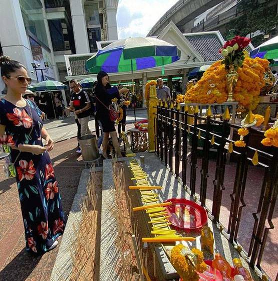पति संग थाईलैंड के मंदिर घूम रहीं सनी लियोनी, देखें फोटो