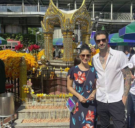 पति संग थाईलैंड के मंदिर घूम रहीं सनी लियोनी, देखें फोटो