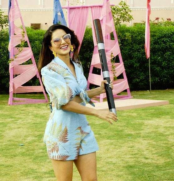 पति संग थाईलैंड के मंदिर घूम रहीं सनी लियोनी, देखें फोटो