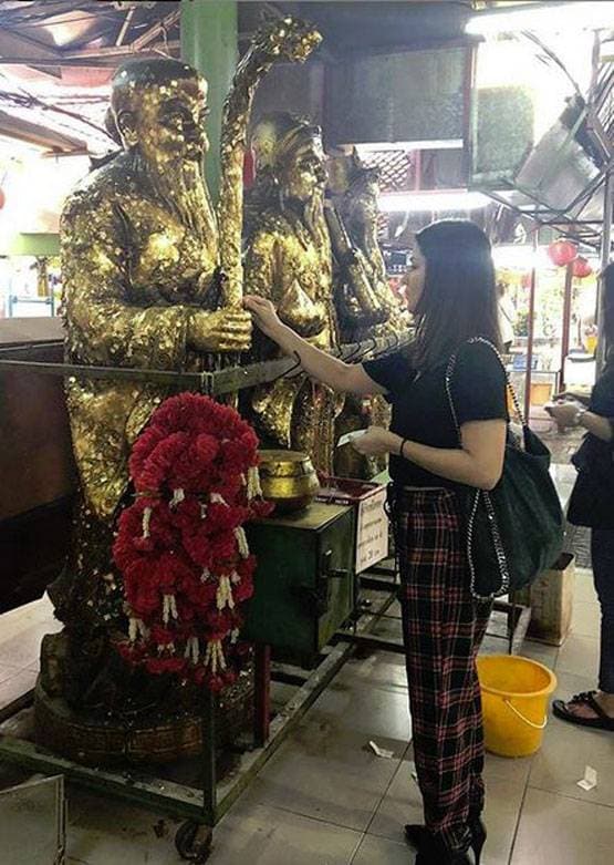 पति संग थाईलैंड के मंदिर घूम रहीं सनी लियोनी, देखें फोटो